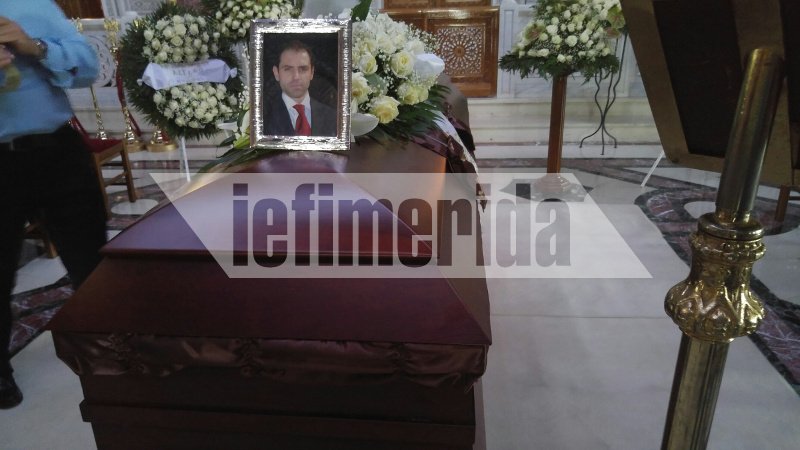 Ελάχιστοι συγγενείς και φίλοι στην κηδεία του Μαυρίκου [εικόνες] | iefimerida.gr 1
