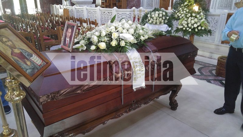 Ελάχιστοι συγγενείς και φίλοι στην κηδεία του Μαυρίκου [εικόνες] | iefimerida.gr 0
