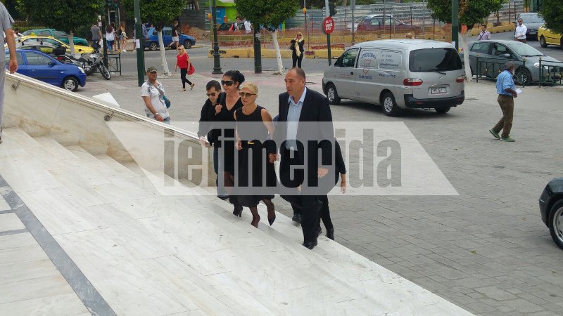 Ελάχιστοι συγγενείς και φίλοι στην κηδεία του Μαυρίκου [εικόνες] | iefimerida.gr 12