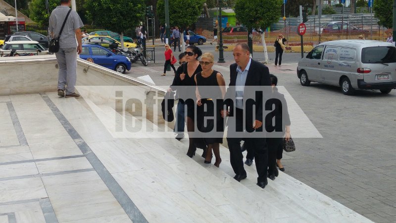 Ελάχιστοι συγγενείς και φίλοι στην κηδεία του Μαυρίκου [εικόνες] | iefimerida.gr 13