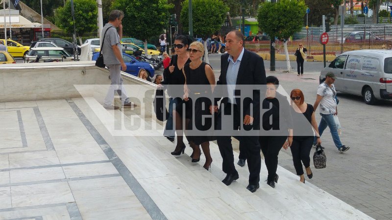Ελάχιστοι συγγενείς και φίλοι στην κηδεία του Μαυρίκου [εικόνες] | iefimerida.gr 14