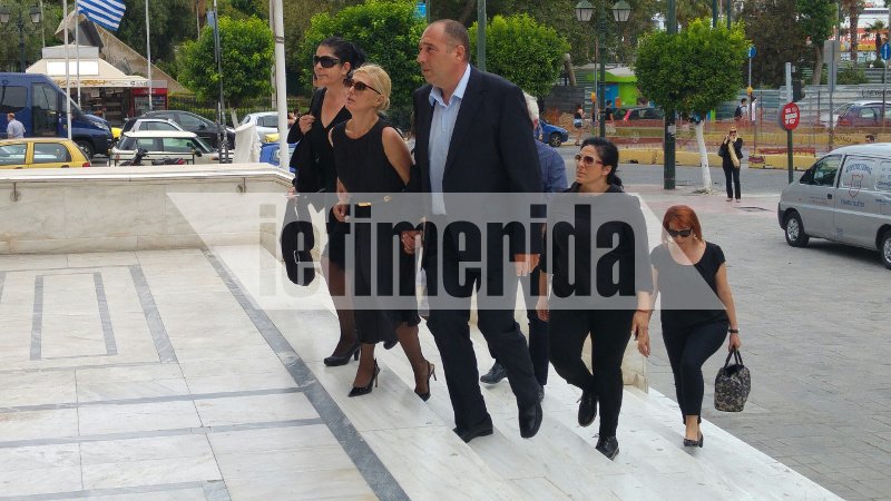 Ελάχιστοι συγγενείς και φίλοι στην κηδεία του Μαυρίκου [εικόνες] | iefimerida.gr 15