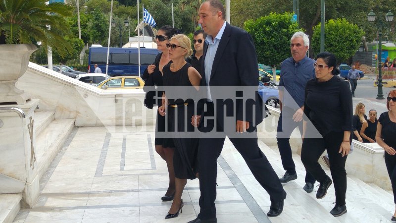 Ελάχιστοι συγγενείς και φίλοι στην κηδεία του Μαυρίκου [εικόνες] | iefimerida.gr 16