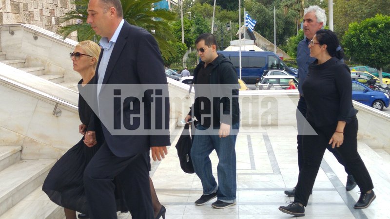 Ελάχιστοι συγγενείς και φίλοι στην κηδεία του Μαυρίκου [εικόνες] | iefimerida.gr 17