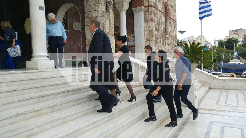 Ελάχιστοι συγγενείς και φίλοι στην κηδεία του Μαυρίκου [εικόνες] | iefimerida.gr 18