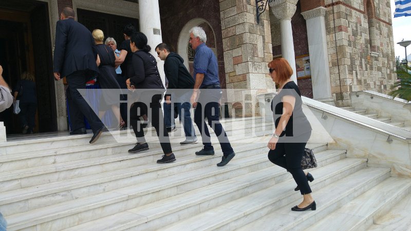 Ελάχιστοι συγγενείς και φίλοι στην κηδεία του Μαυρίκου [εικόνες] | iefimerida.gr 19