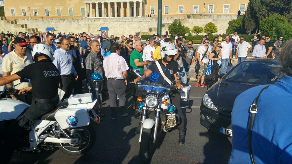 Συγκέντρωση «Παραιτηθείτε» -Χιλιάδες πολίτες στο Σύνταγμα [εικόνες & βίντεο] | iefimerida.gr 8
