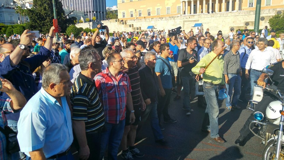 Συγκέντρωση «Παραιτηθείτε» -Χιλιάδες πολίτες στο Σύνταγμα [εικόνες & βίντεο] | iefimerida.gr 7