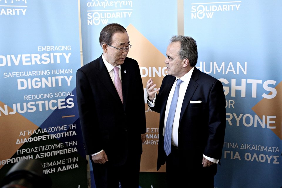 Στην ΜΚΟ «Solidarity Νow» ο γ.γ. του ΟΗΕ Μπαν Κι Μουν: Επρεπε να χτίζουμε γέφυρες, όχι τείχη [εικόνες] | iefimerida.gr 1