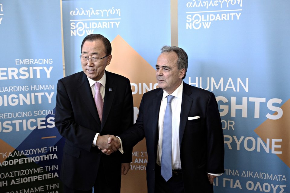 Στην ΜΚΟ «Solidarity Νow» ο γ.γ. του ΟΗΕ Μπαν Κι Μουν: Επρεπε να χτίζουμε γέφυρες, όχι τείχη [εικόνες] | iefimerida.gr 0