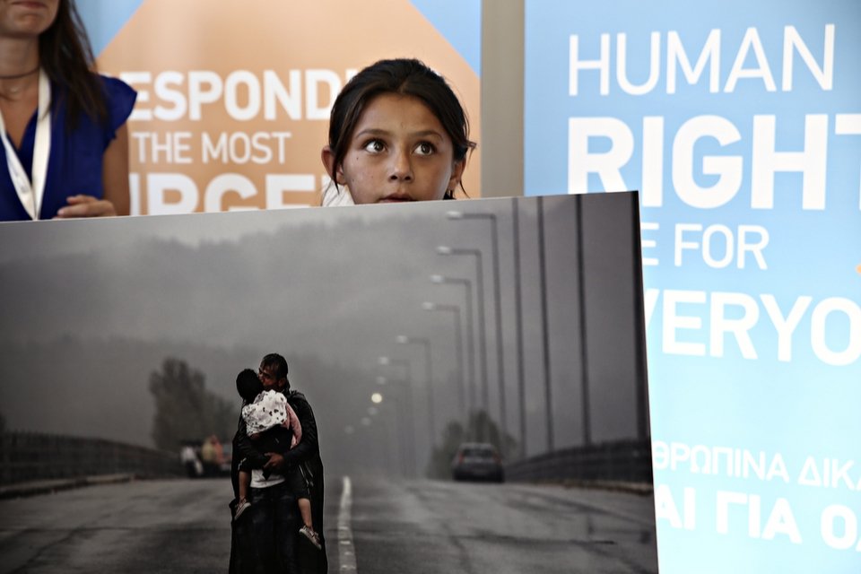 Στην ΜΚΟ «Solidarity Νow» ο γ.γ. του ΟΗΕ Μπαν Κι Μουν: Επρεπε να χτίζουμε γέφυρες, όχι τείχη [εικόνες] | iefimerida.gr 4