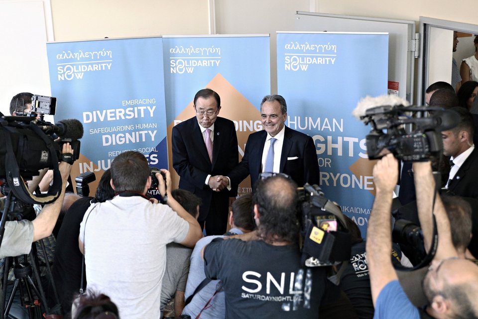 Στην ΜΚΟ «Solidarity Νow» ο γ.γ. του ΟΗΕ Μπαν Κι Μουν: Επρεπε να χτίζουμε γέφυρες, όχι τείχη [εικόνες] | iefimerida.gr 3