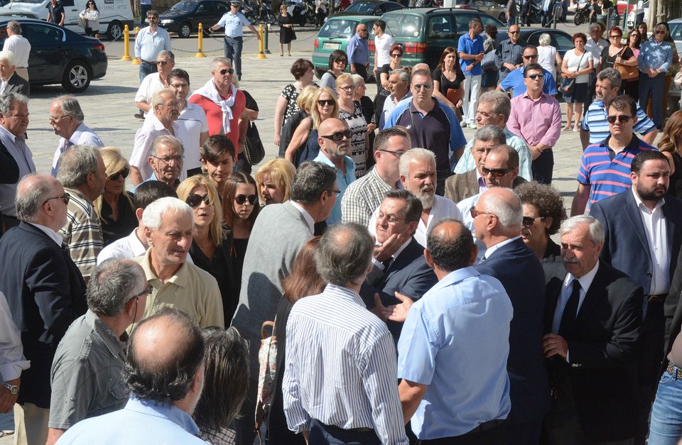 Θρήνος στην κηδεία της κόρης του Νίκου Νικολόπουλου [εικόνες & βίντεο] | iefimerida.gr 0