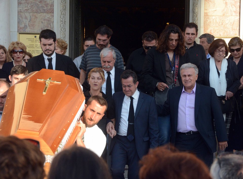 Θρήνος στην κηδεία της κόρης του Νίκου Νικολόπουλου [εικόνες & βίντεο] | iefimerida.gr 1