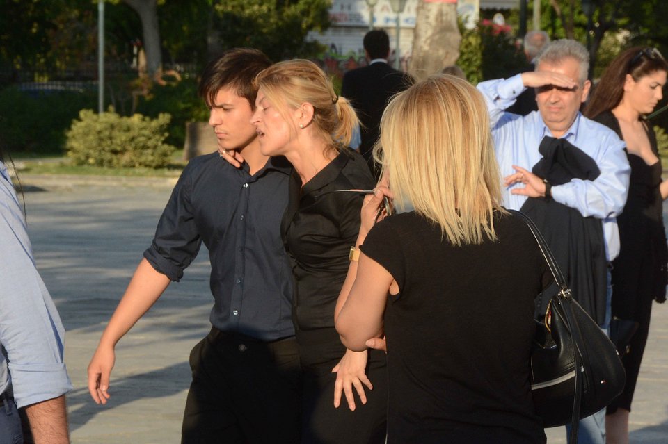 Θρήνος στην κηδεία της κόρης του Νίκου Νικολόπουλου [εικόνες & βίντεο] | iefimerida.gr 2