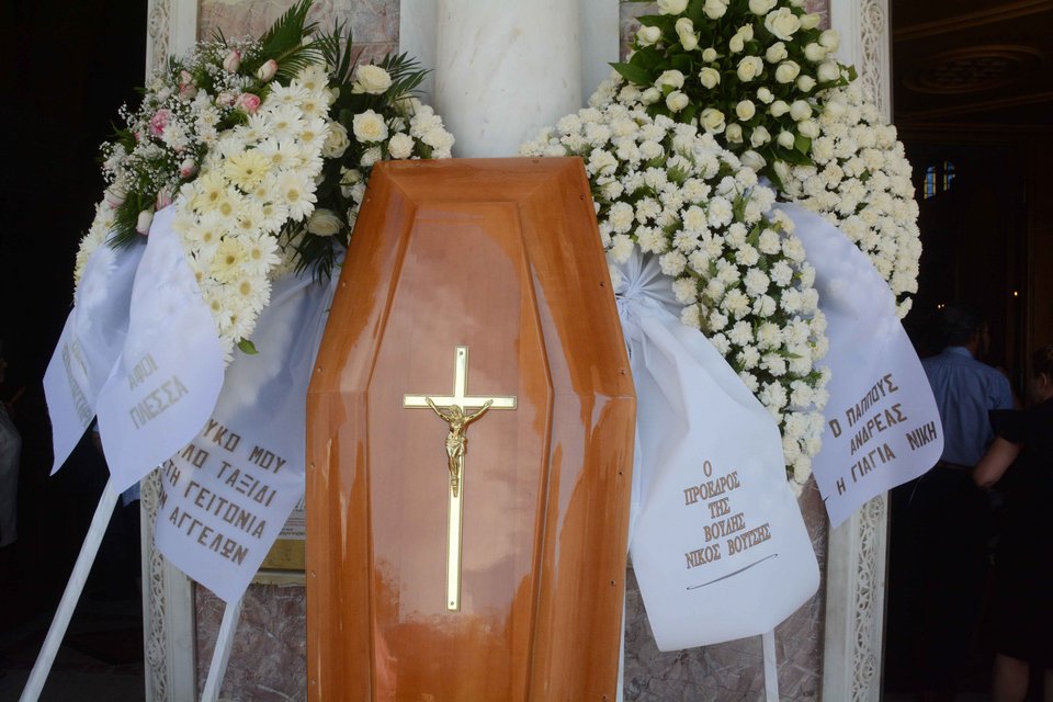 Θρήνος στην κηδεία της κόρης του Νίκου Νικολόπουλου [εικόνες & βίντεο] | iefimerida.gr 3