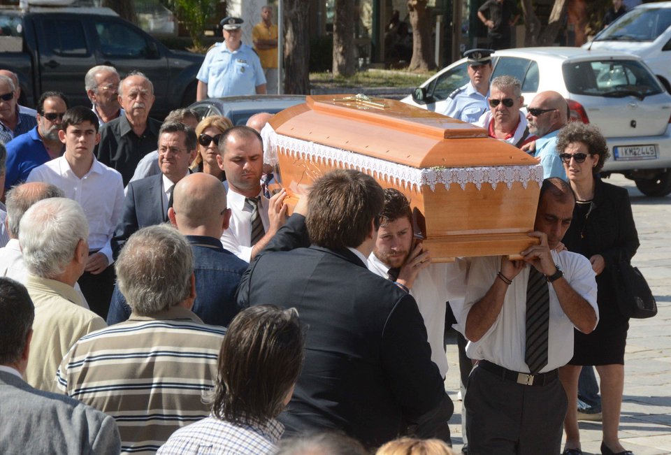 Θρήνος στην κηδεία της κόρης του Νίκου Νικολόπουλου [εικόνες & βίντεο] | iefimerida.gr 5