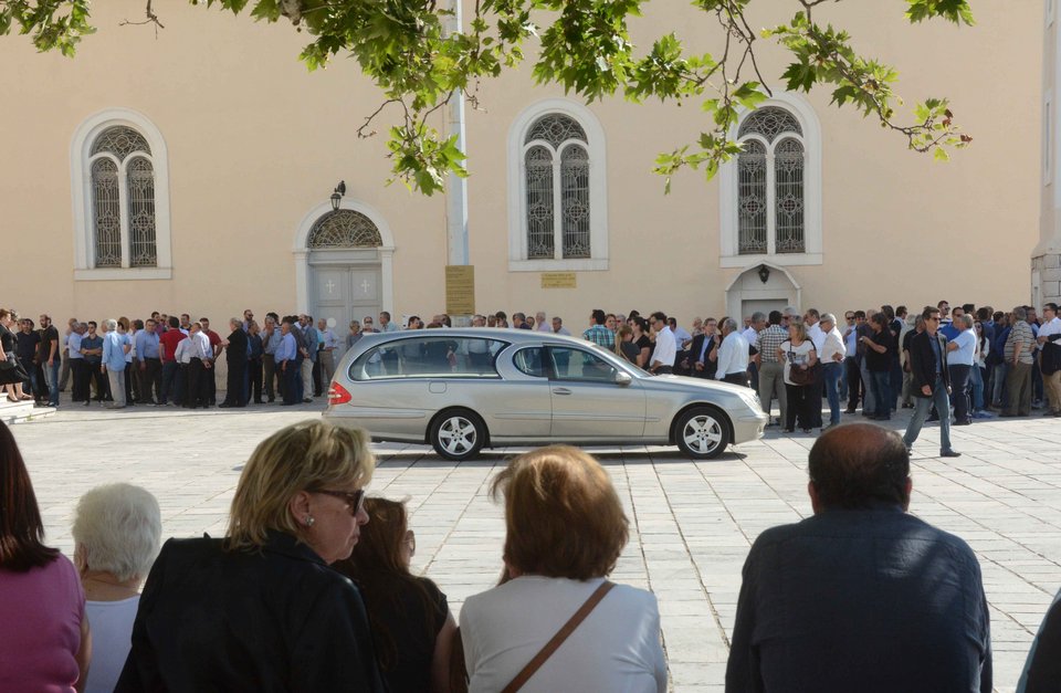 Θρήνος στην κηδεία της κόρης του Νίκου Νικολόπουλου [εικόνες & βίντεο] | iefimerida.gr 7