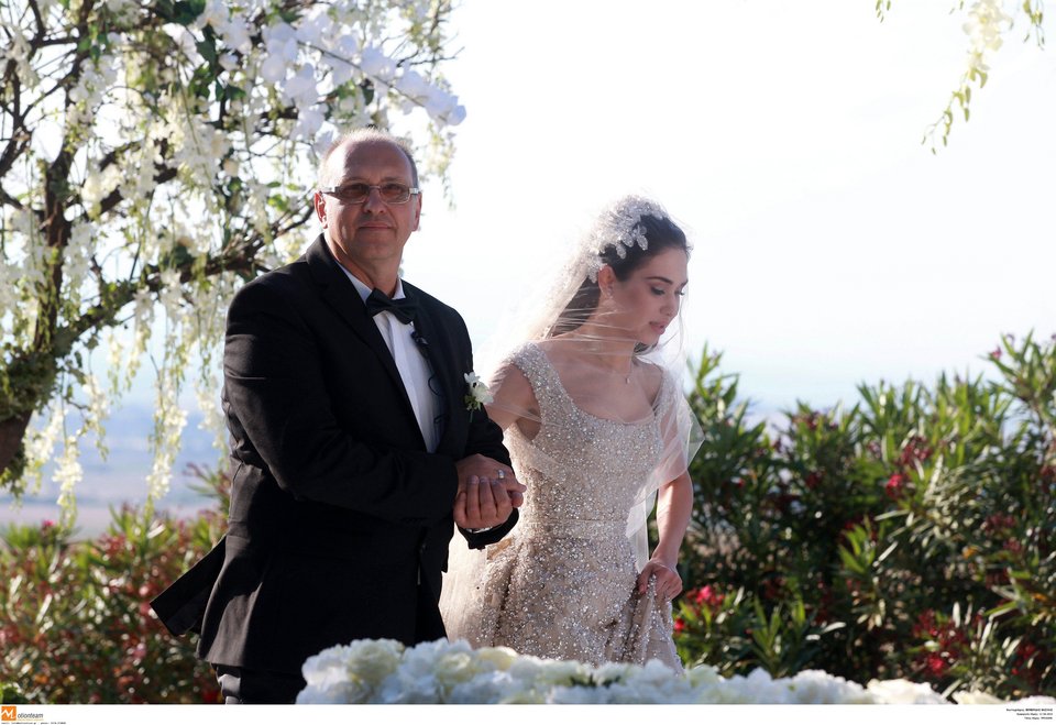 Λάμψη από Χόλιγουντ στο γάμο του γιου του Σαββίδη -Πριγκιπικό το νυφικό της καλλονής Γιάννας [εικόνες]  | iefimerida.gr 1