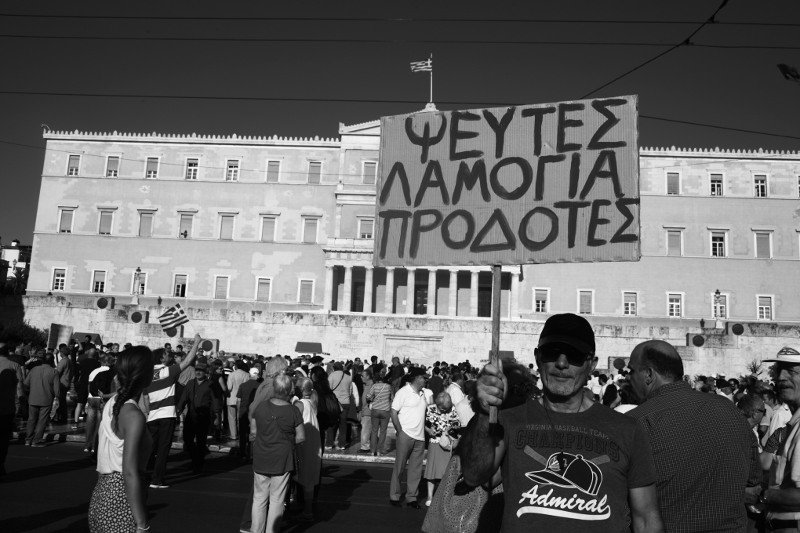 Τα «μηνύματα» που έστειλαν στην κυβέρνηση οι συγκεντρωμένοι στο Σύνταγμα -Με πλακάτ και σημαίες [εικόνες] | iefimerida.gr 12