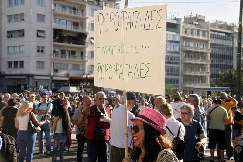 Τα «μηνύματα» που έστειλαν στην κυβέρνηση οι συγκεντρωμένοι στο Σύνταγμα -Με πλακάτ και σημαίες [εικόνες] | iefimerida.gr 11