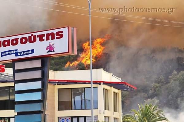 Κάηκαν αποθήκες του Πόρτο Καρράς στην φωτιά της Χαλκιδικής [εικόνες] | iefimerida.gr 0