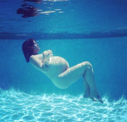 Αλάνις Μόρισετ: Γυμνή σε εμβρυακή στάση στην πισίνα του σπιτιού της [εικόνα]  | iefimerida.gr 0