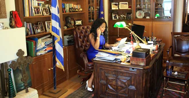 Η εντυπωσιακή πολιτευτής Μαρία Κάλαγκμπορ με μαγιό στην παραλία [εικόνες] | iefimerida.gr 4