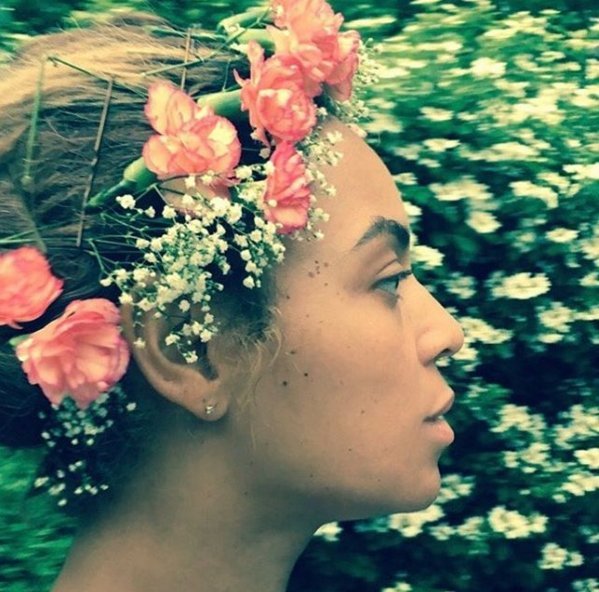 Η Μπιγιονσέ άβαφη στο Instagram -Με στεφάνι λουλουδιών στα μαλλιά [εικόνες] | iefimerida.gr 0