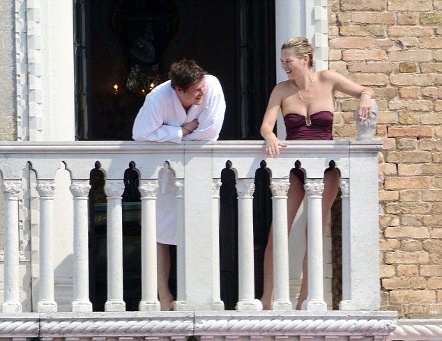 Η Κέιτ Μος μεγάλωσε δραματικά -Δείτε την με τα εσώρουχα στη Βενετία [εικόνες] | iefimerida.gr 2