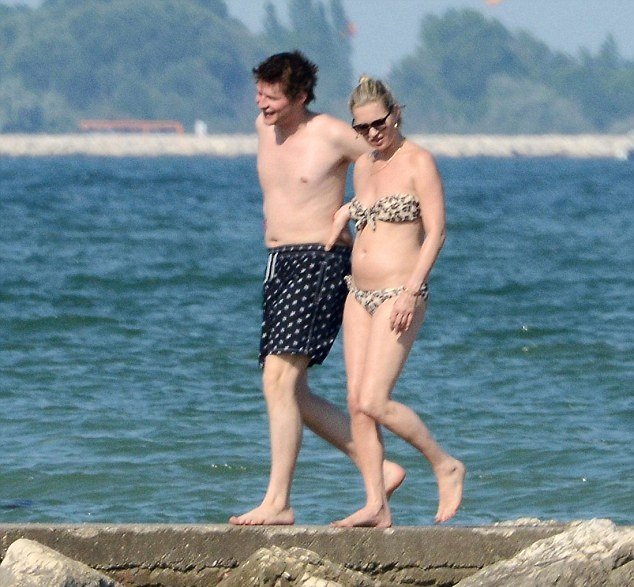 Η Κέιτ Μος μεγάλωσε δραματικά -Δείτε την με τα εσώρουχα στη Βενετία [εικόνες] | iefimerida.gr 5