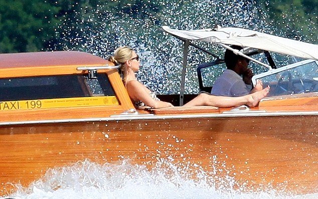 Η Κέιτ Μος μεγάλωσε δραματικά -Δείτε την με τα εσώρουχα στη Βενετία [εικόνες] | iefimerida.gr 6