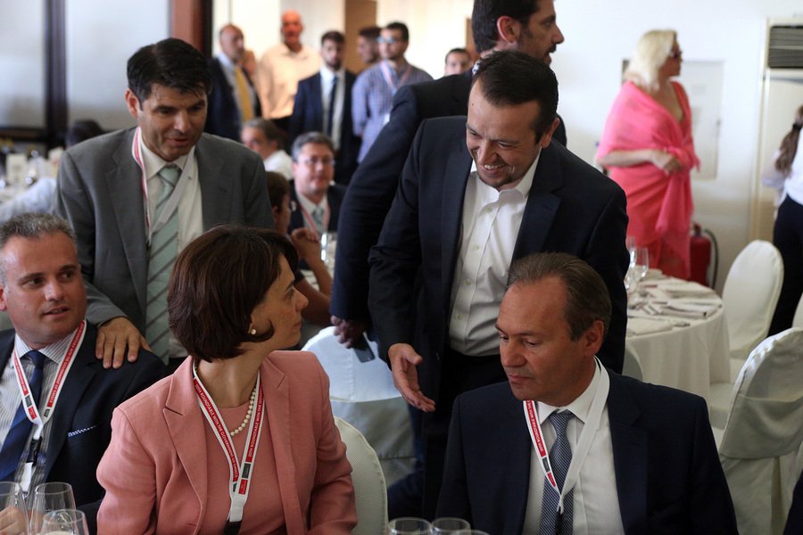 H θερμή χειραψία του Παππά με την Βελκουλέσκου [εικόνες] | iefimerida.gr 1