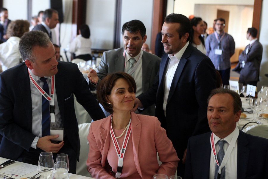 H θερμή χειραψία του Παππά με την Βελκουλέσκου [εικόνες] | iefimerida.gr 0