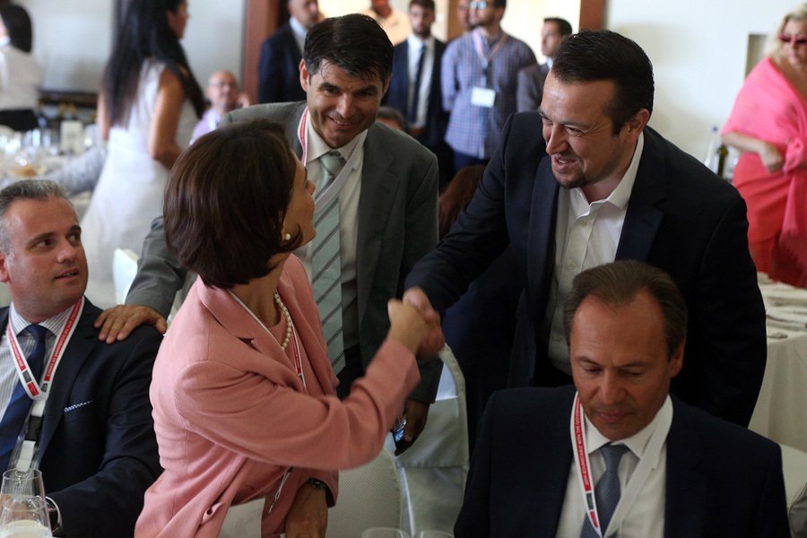 H θερμή χειραψία του Παππά με την Βελκουλέσκου [εικόνες] | iefimerida.gr 2