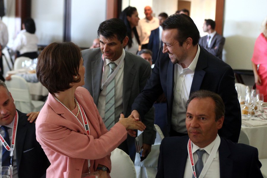 H θερμή χειραψία του Παππά με την Βελκουλέσκου [εικόνες] | iefimerida.gr 3