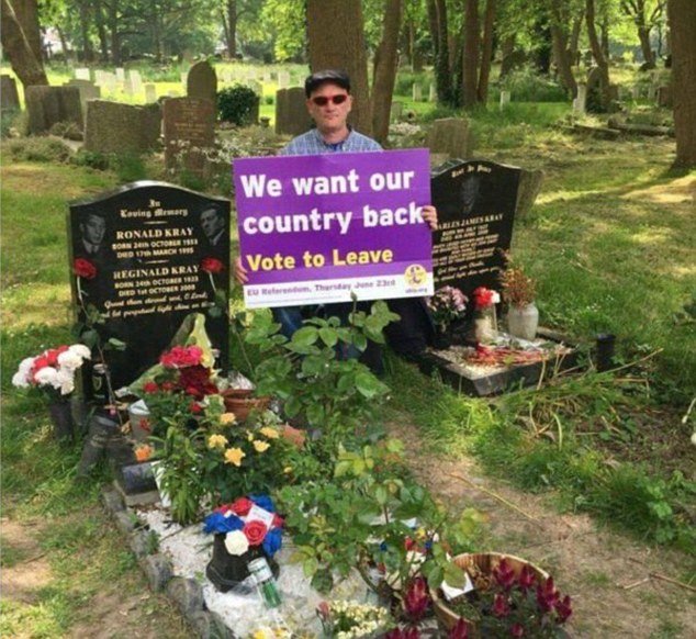 Κορίτσια με σβάστικες -Ακροδεξιοί εξτρεμιστές εκμεταλλεύονται το Brexit [εικόνες] | iefimerida.gr 1