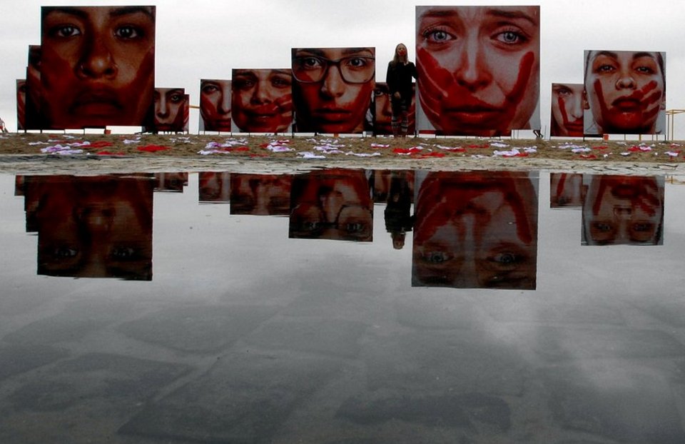 Τα ματωμένα εσώρουχα της Κόπα Καμπάνα -Μια σοκαριστική κίνηση για τη σεξουαλική βία [εικόνες] | iefimerida.gr 1