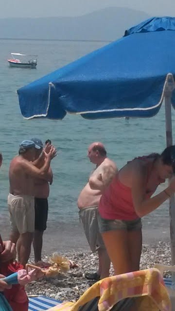 Ο Νίκος Φίλης με μαγιό στην παραλία της Καλαμάτας [εικόνες] | iefimerida.gr 1