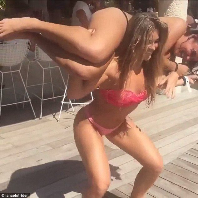 Γυναίκα με μπικίνι «ρίχνει» το Ιντερνετ -Αντί για βάρη σηκώνει την... κολλητή της [εικόνες] | iefimerida.gr 2