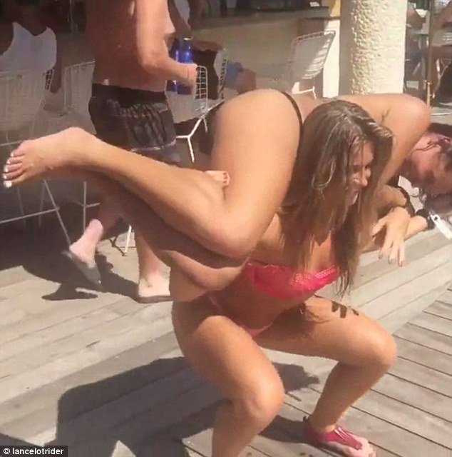 Γυναίκα με μπικίνι «ρίχνει» το Ιντερνετ -Αντί για βάρη σηκώνει την... κολλητή της [εικόνες] | iefimerida.gr 3