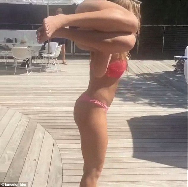 Γυναίκα με μπικίνι «ρίχνει» το Ιντερνετ -Αντί για βάρη σηκώνει την... κολλητή της [εικόνες] | iefimerida.gr 0