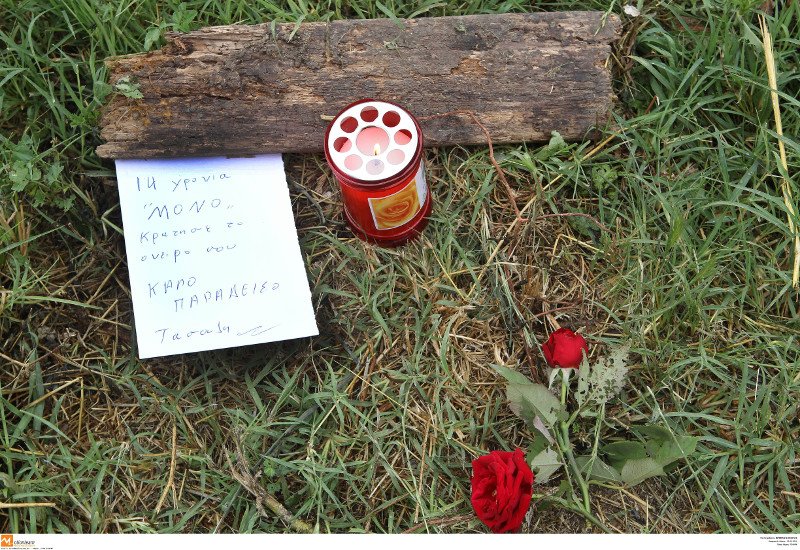 Εγκλημα στη Γέφυρα: Στα μαύρα το χωριό, σημειώματα και λουλούδια στον τόπο της δολοφονίας του 14χρονου [εικόνες]  | iefimerida.gr 1