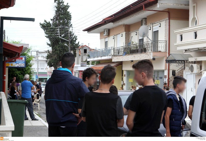 Εγκλημα στη Γέφυρα: Στα μαύρα το χωριό, σημειώματα και λουλούδια στον τόπο της δολοφονίας του 14χρονου [εικόνες]  | iefimerida.gr 9