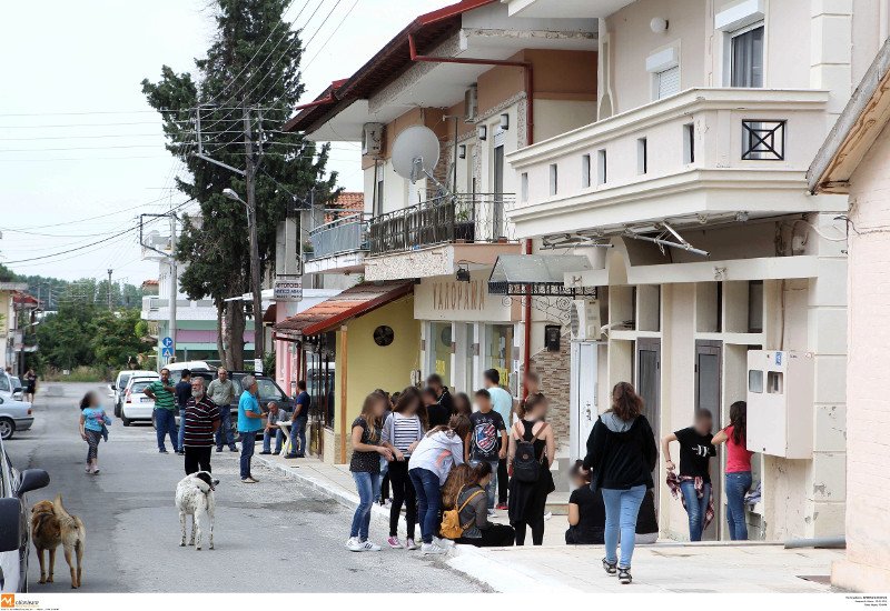 Εγκλημα στη Γέφυρα: Στα μαύρα το χωριό, σημειώματα και λουλούδια στον τόπο της δολοφονίας του 14χρονου [εικόνες]  | iefimerida.gr 10