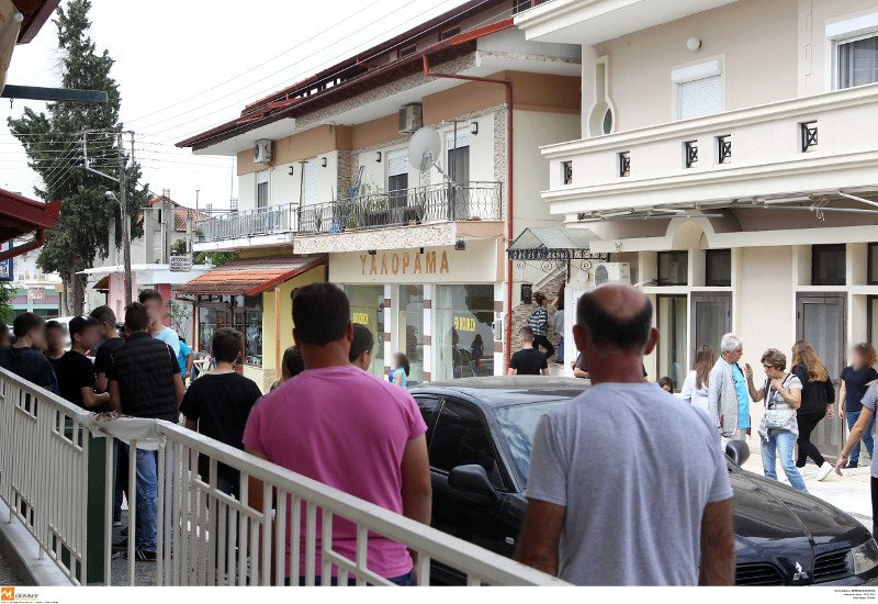 Εγκλημα στη Γέφυρα: Στα μαύρα το χωριό, σημειώματα και λουλούδια στον τόπο της δολοφονίας του 14χρονου [εικόνες]  | iefimerida.gr 11