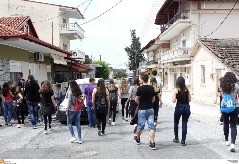 Εγκλημα στη Γέφυρα: Στα μαύρα το χωριό, σημειώματα και λουλούδια στον τόπο της δολοφονίας του 14χρονου [εικόνες]  | iefimerida.gr 12