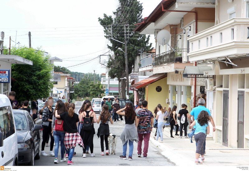 Εγκλημα στη Γέφυρα: Στα μαύρα το χωριό, σημειώματα και λουλούδια στον τόπο της δολοφονίας του 14χρονου [εικόνες]  | iefimerida.gr 13