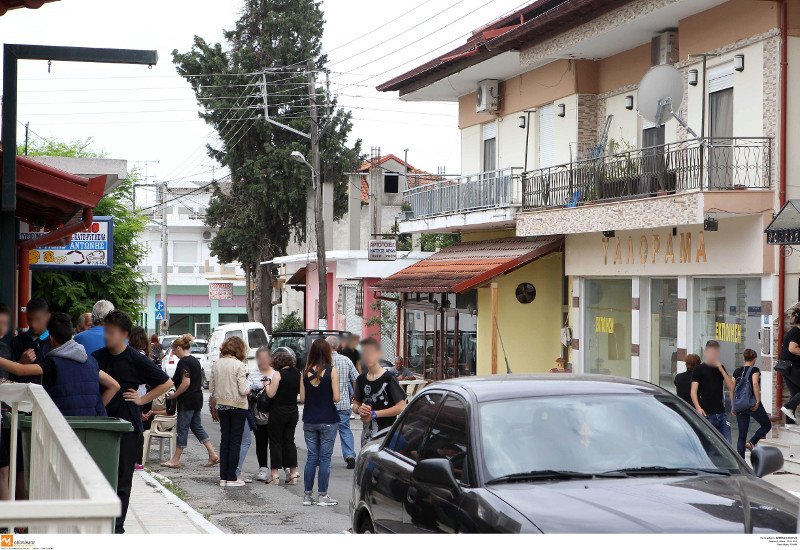 Εγκλημα στη Γέφυρα: Στα μαύρα το χωριό, σημειώματα και λουλούδια στον τόπο της δολοφονίας του 14χρονου [εικόνες]  | iefimerida.gr 14