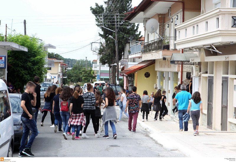 Εγκλημα στη Γέφυρα: Στα μαύρα το χωριό, σημειώματα και λουλούδια στον τόπο της δολοφονίας του 14χρονου [εικόνες]  | iefimerida.gr 15